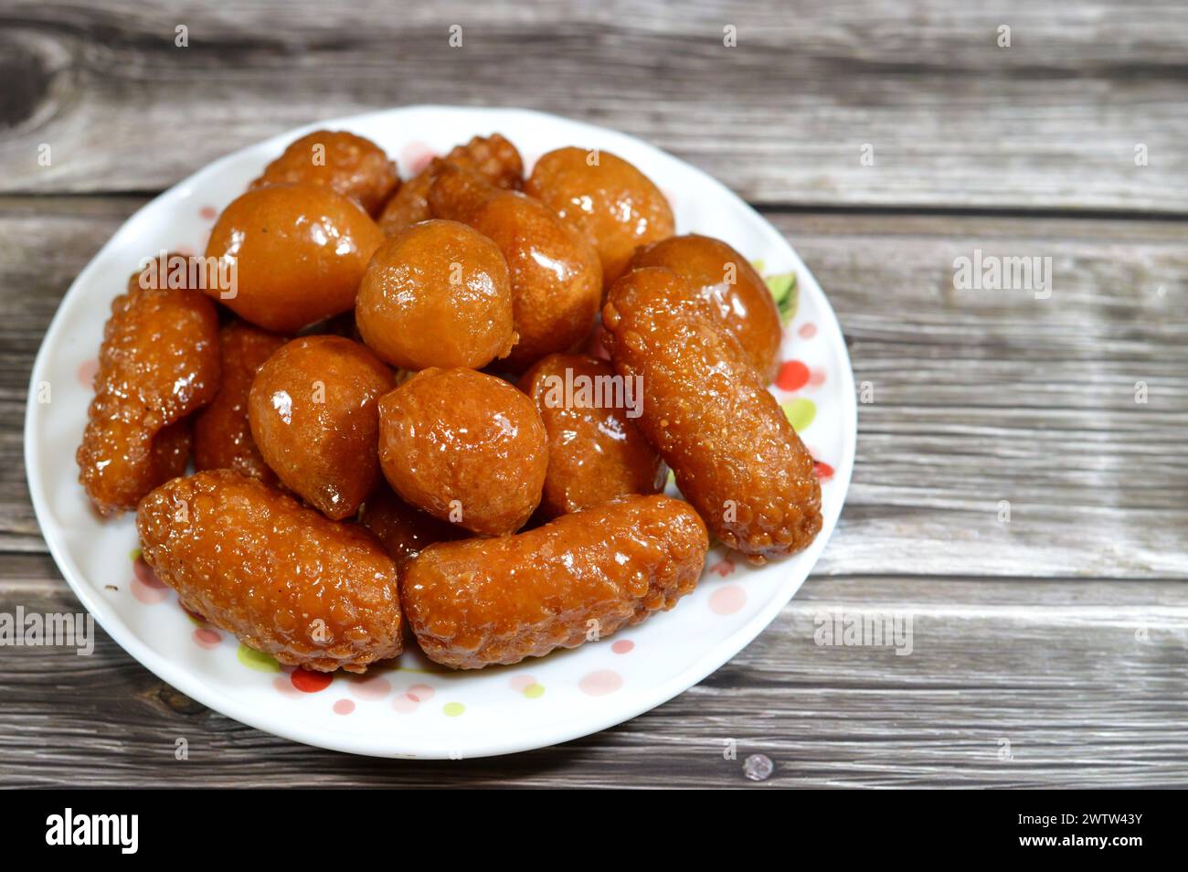 Verschiedene Desserts aus dem Nahen Osten von Zalabia, eine Art von gebratenem Teig aus dem Nahen Osten, ähnlich der eines Donuts, und ägyptische Zainab-Finger oder glasiert Stockfoto
