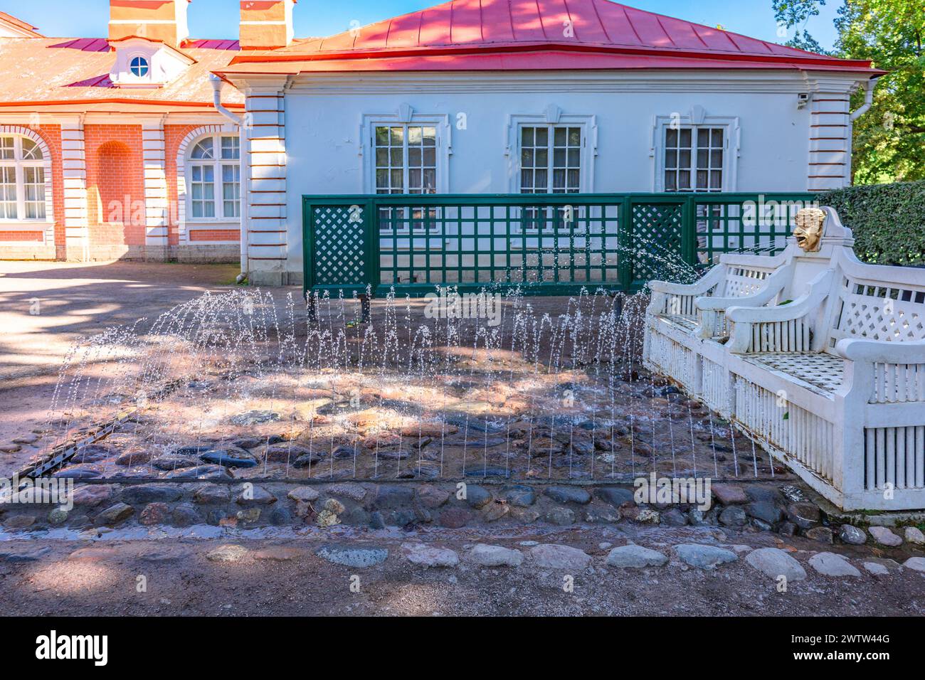 St. Petersburg, Russland - 23. August 2023: Brunnen von Peterhof. Blick auf Fountain Witz Sofas im unteren Park von Petrodvorets Stockfoto