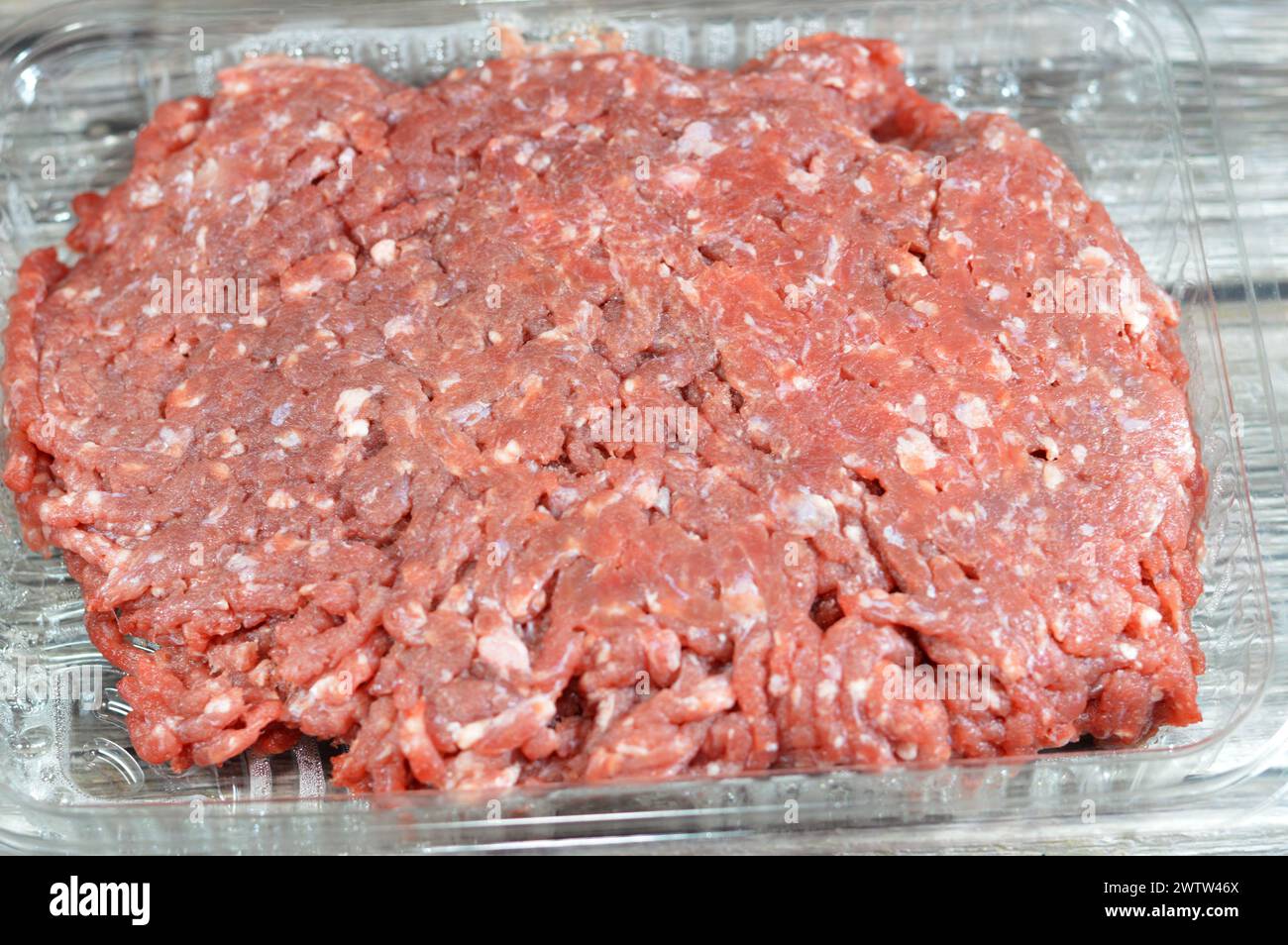 Hackfleisch oder Hackfleisch, Fleisch, das mit einem Messer, einem Fleischwolf, einer Hackmaschine oder einer Hackmaschine fein gehackt wird, wird in vielen Rezepten einschließlich Hamburger verwendet Stockfoto