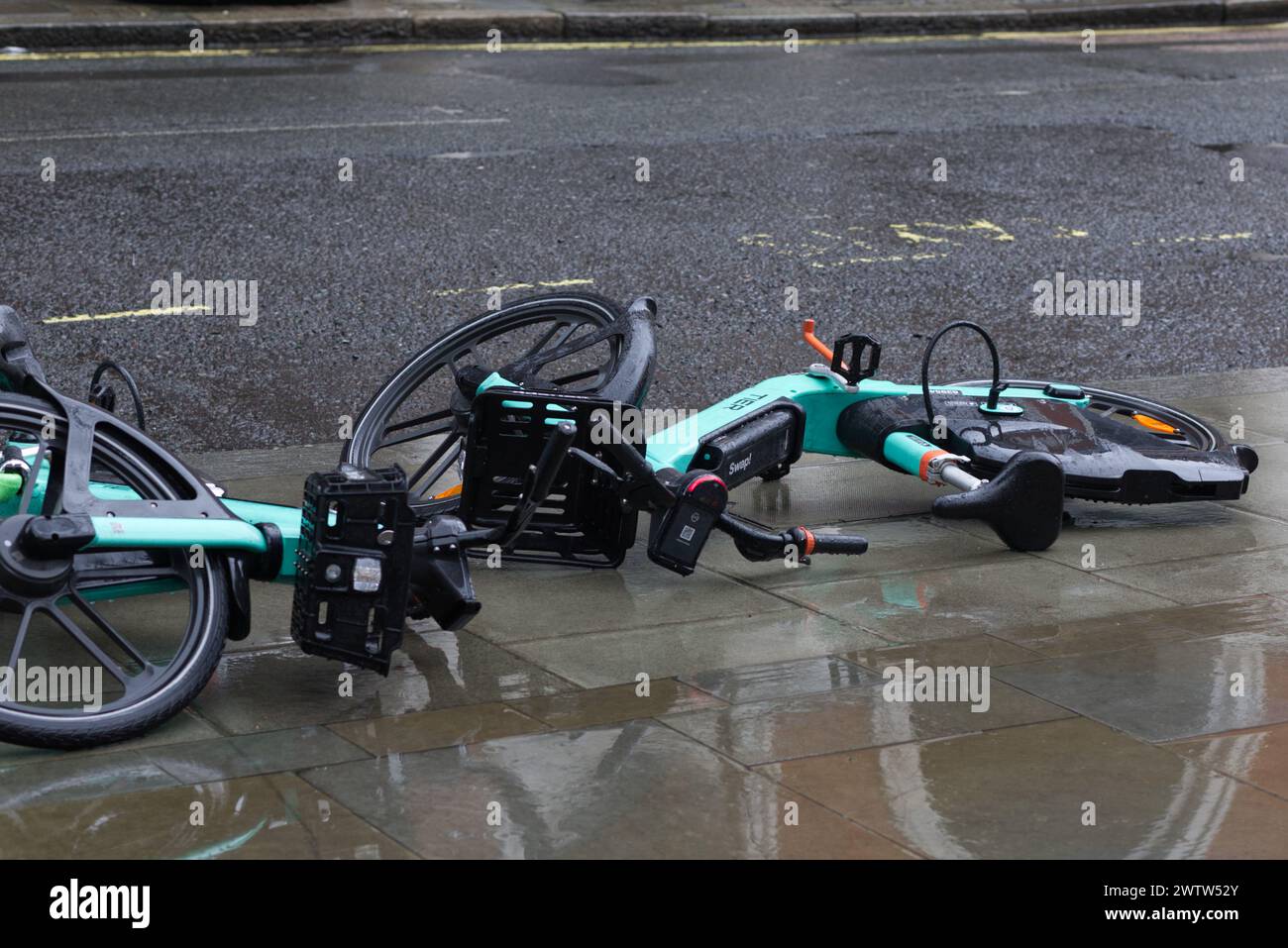 Elektrofahrräder auf den Straßen Londons weggeworfen Stockfoto