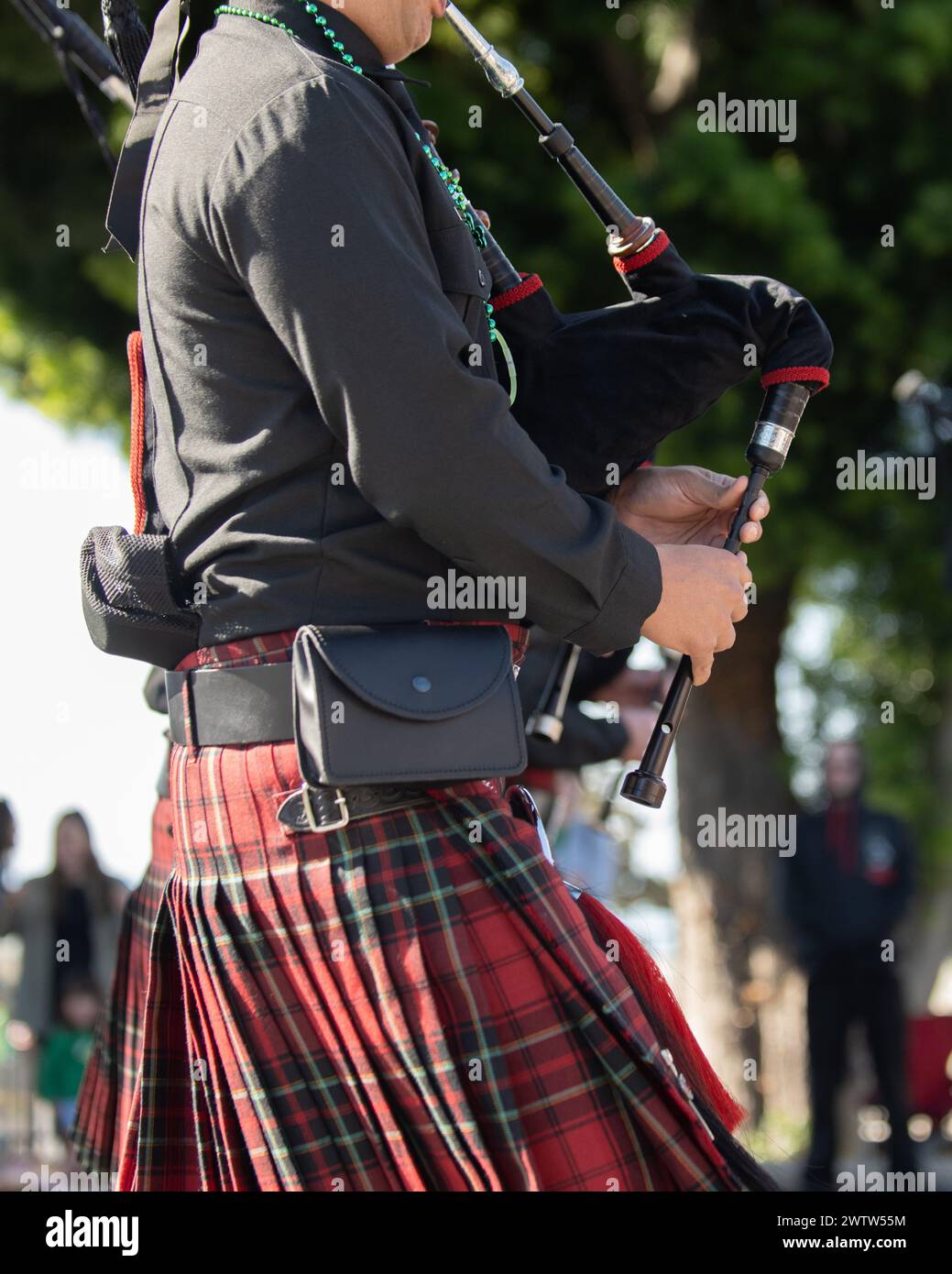 Taschenpfeifenspieler mit Kilt zu Ehren der irischen Tradition während der St. Patricks Day Parade. Stockfoto