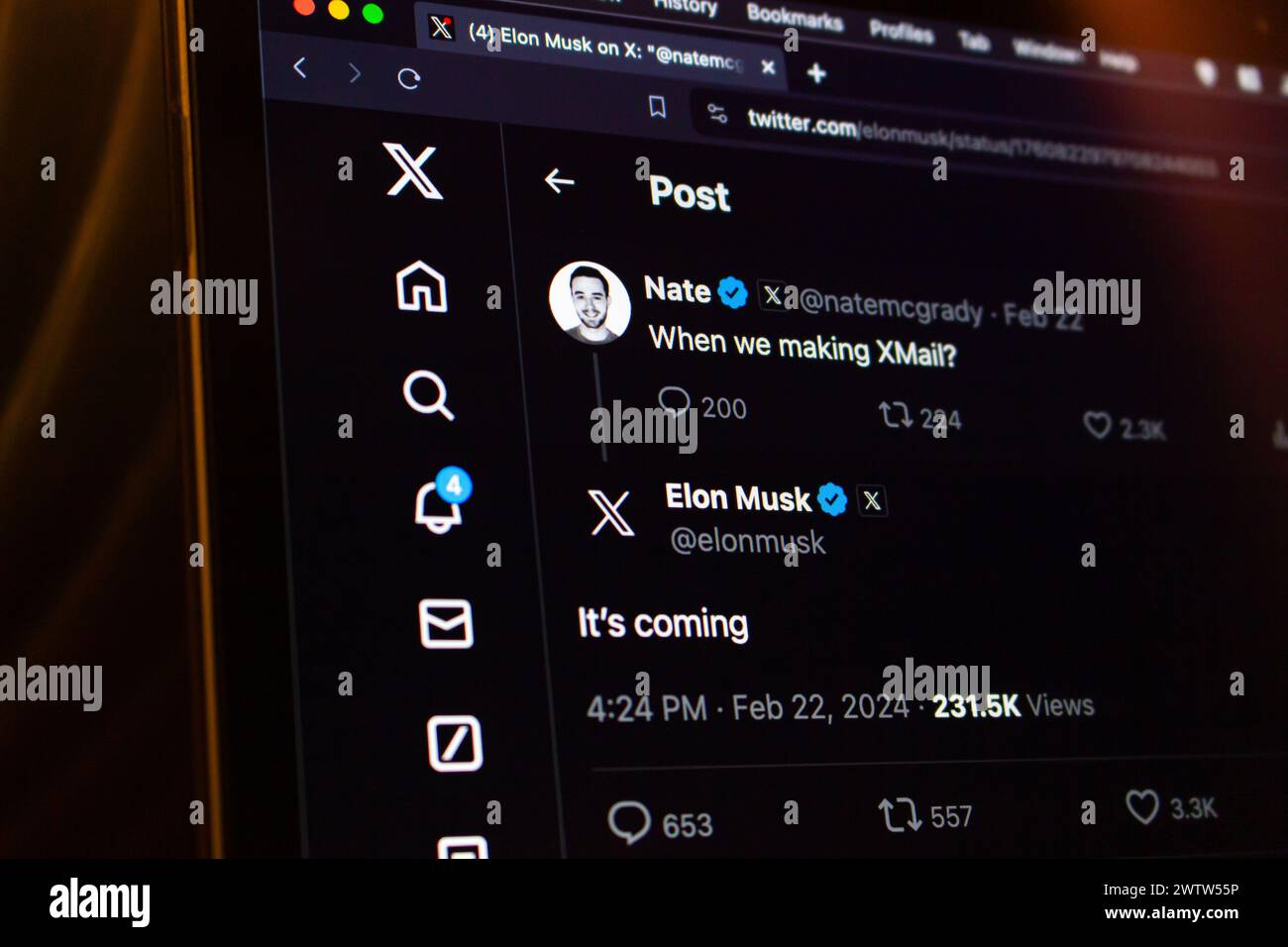 Vancouver, KANADA - 18. März 2024 : in der X-App postete ein Benutzer „When we make XMail?“, worauf Elon Musk antwortete: „IT’s coming“, gesehen in einem Laptop Stockfoto