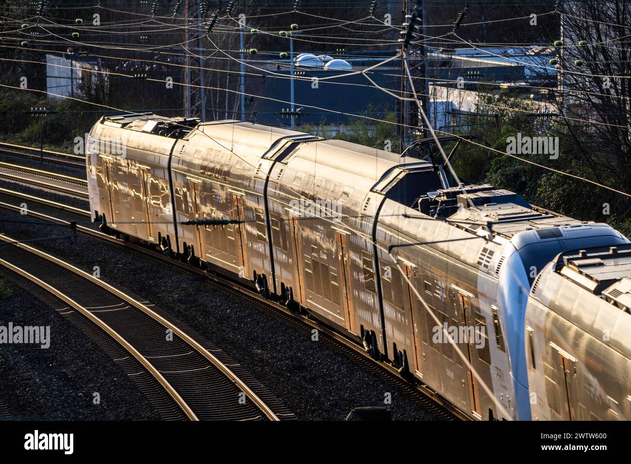 Rhein-Ruhr-Express, RRX Zug auf den Gleisen, Bahnanlage, Schienenstrecke westliche des Hauptbahnhofs von Essen, NRW, Deutschland, Bahnverkehr *** Rhein-Ruhr-Express, RRX-Zug auf den Gleisen, Eisenbahnsystem, Eisenbahnstrecke westlich des Essener Hauptbahnhofs, NRW, Deutschland, Eisenbahnverkehr Stockfoto