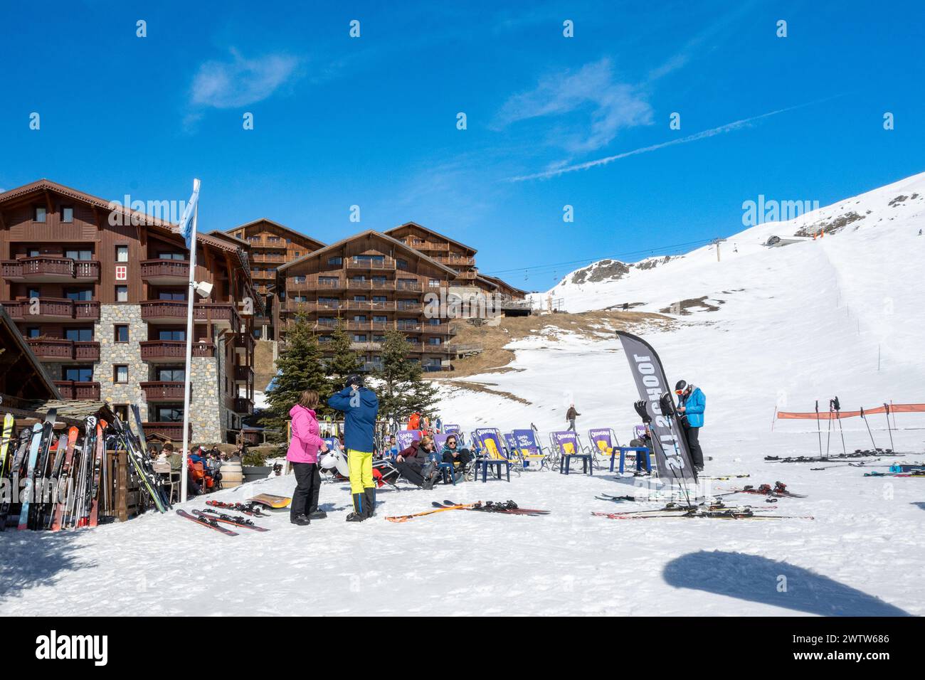Les Menuires, Frankreich, Menschen auf einer Terrasse des Himmelsresorts in den französischen alpen, nur Redaktion. Stockfoto