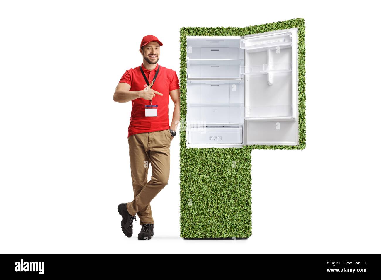 Der Assistent des Geräteschranks lehnt sich auf einen energieeffizienten Kühlschrank und zeigt isoliert auf weißem Hintergrund Stockfoto