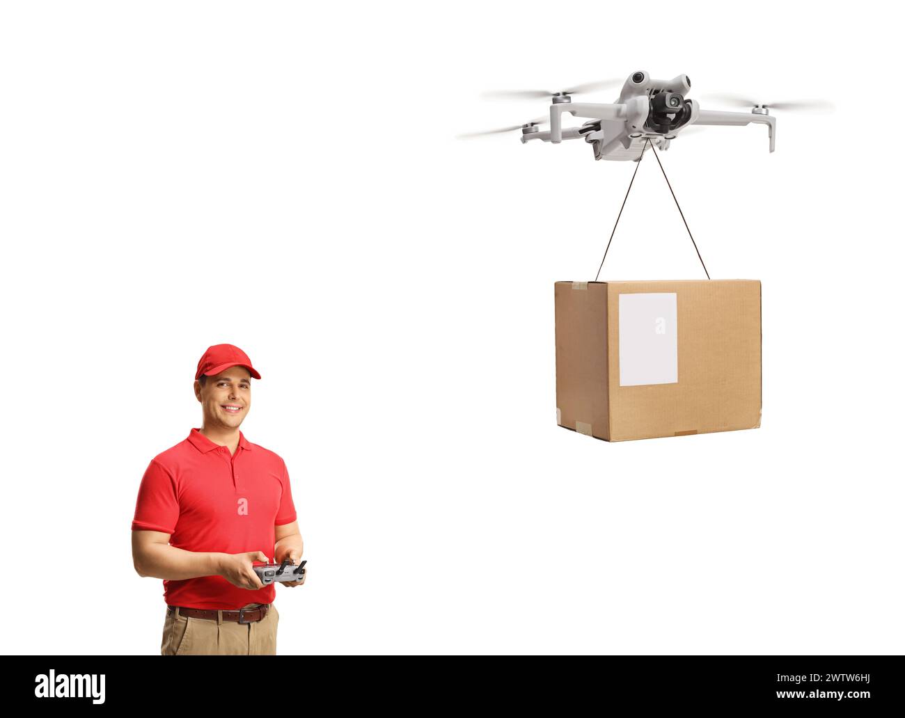 Bediener fliegt eine Drohne mit einer Fernbedienung und liefert ein Papppaket isoliert auf weißem Hintergrund Stockfoto