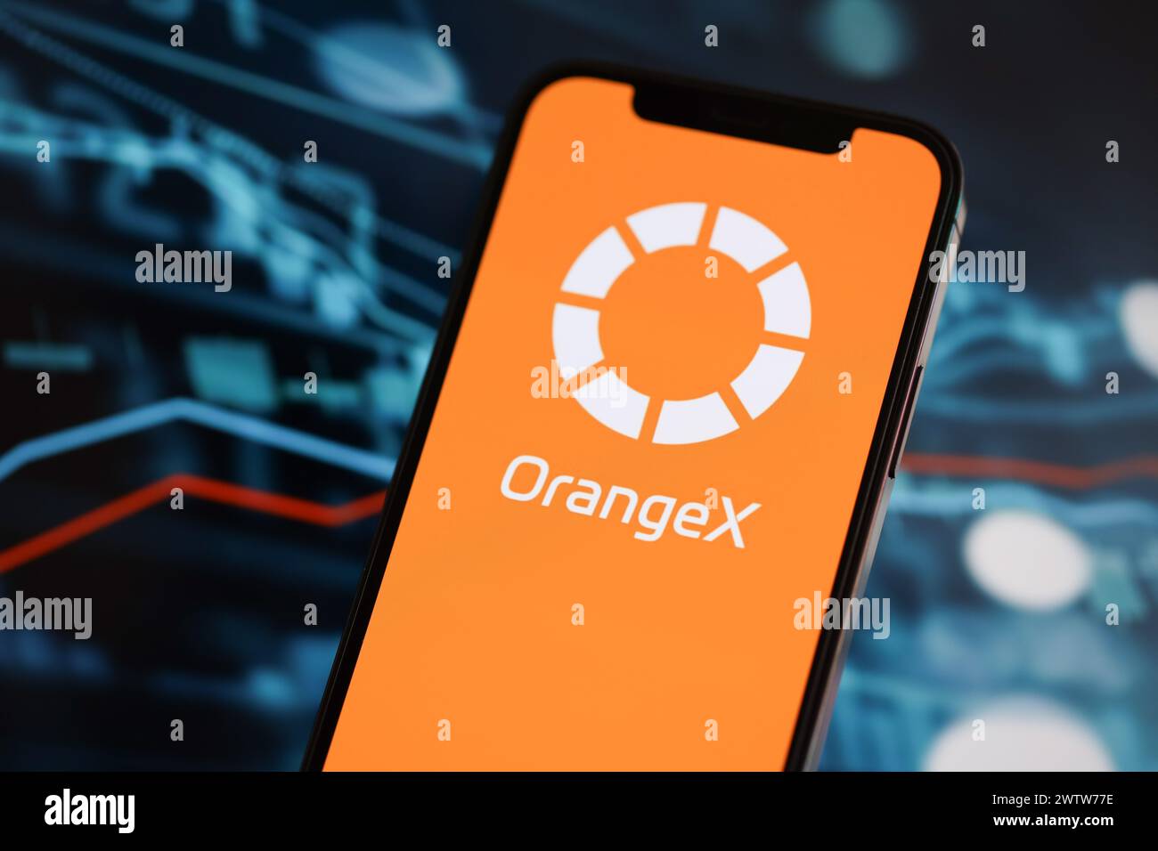 KIEW, UKRAINE - 15. MÄRZ 2024 OrangeX-Logo auf dem iPhone-Display und Wertdiagramme für Kryptowährungen. Portal für den Austausch von Kryptowährungen Stockfoto