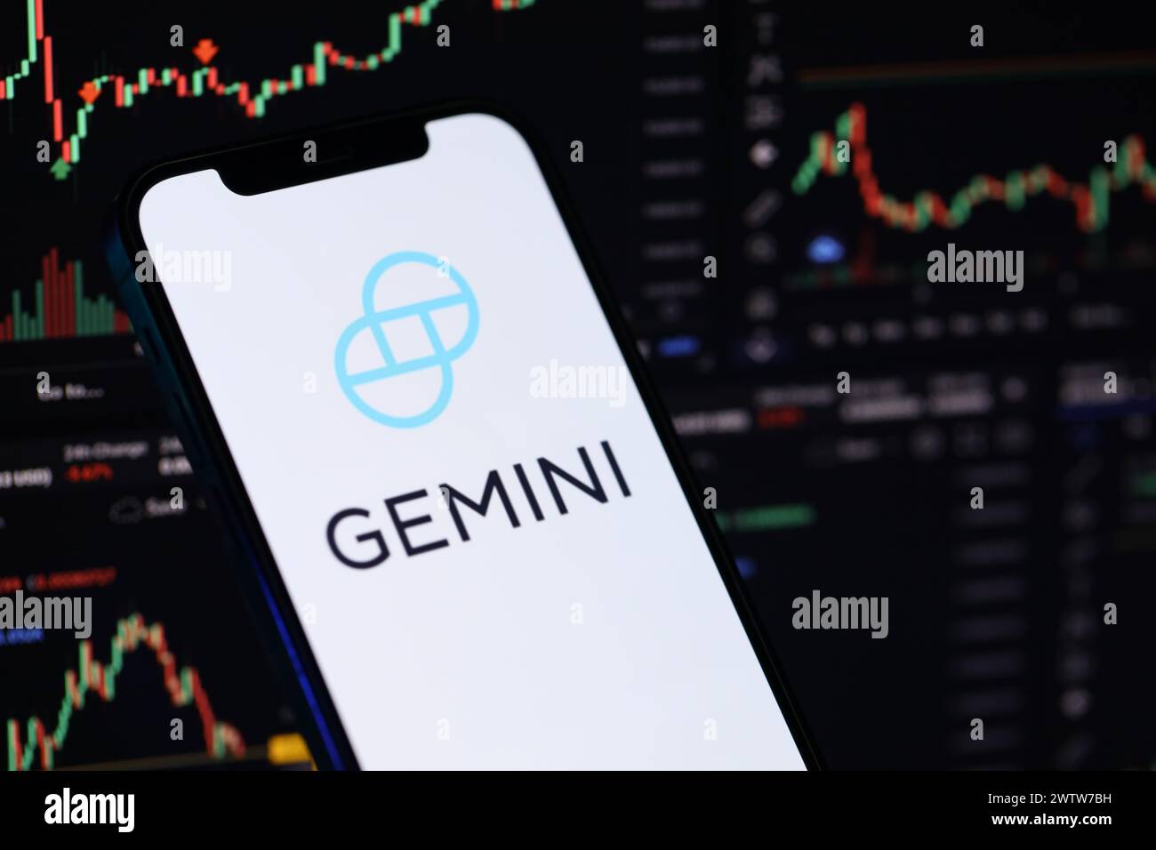 KIEW, UKRAINE - 15. MÄRZ 2024 Gemini-Logo auf dem iPhone-Display und Kryptowährungswertdiagramme. Portal für den Austausch von Kryptowährungen Stockfoto