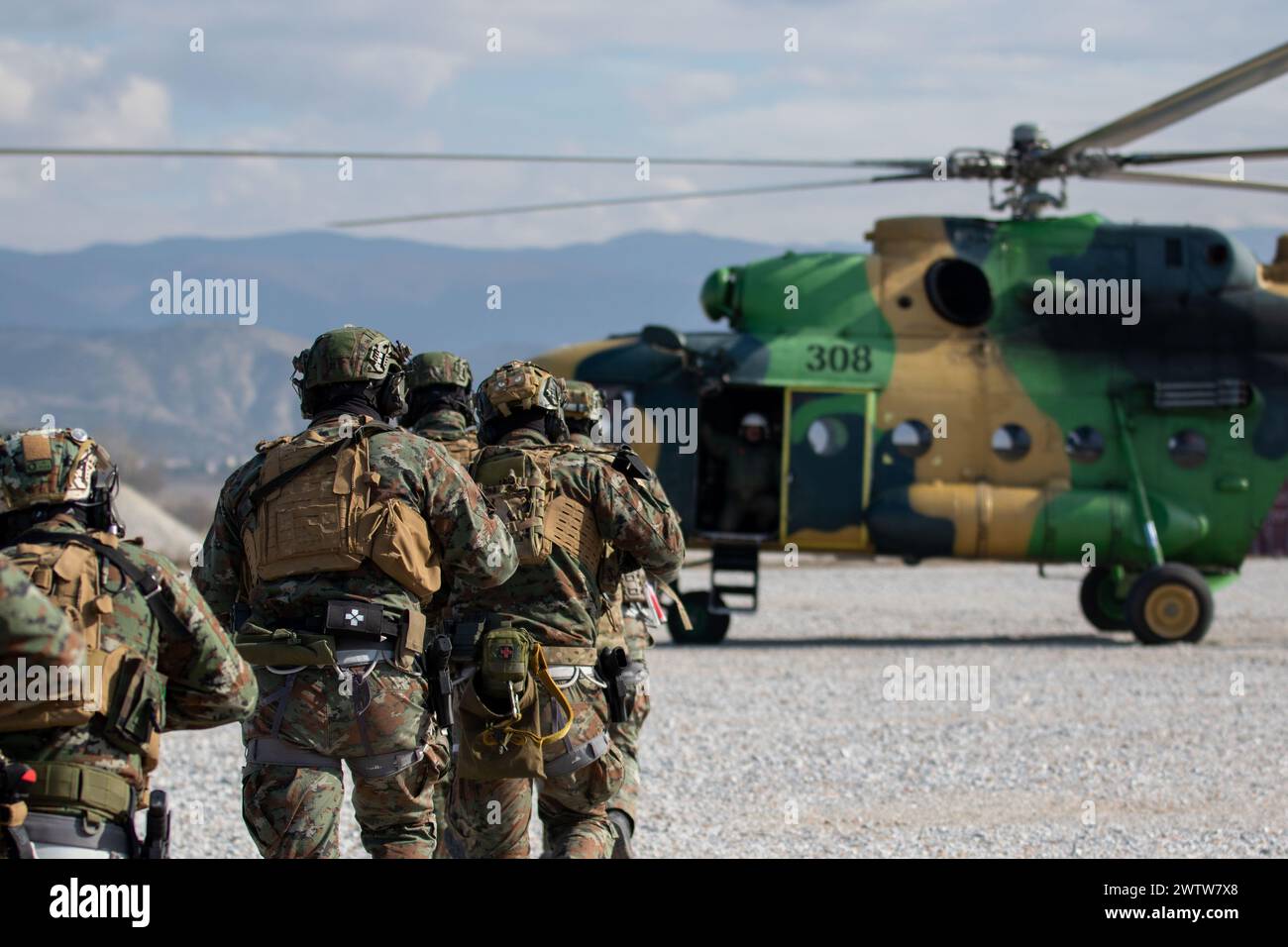 Operatoren des Special Forces Regiment „Wolves“, Armee der Republik Nordmazedonien, führen während des Joint Combined Exchange Training (JCET) in der Republik Nordmazedonien am 2. Februar 2024 einen Hubschrauberextraktion durch. Das JCET-Programm soll den US-Sondereinheiten die Möglichkeit bieten, in Ländern zu trainieren, in denen die Streitkräfte möglicherweise operieren, während die Streitkräfte des Gastlandes geschult werden. (Foto der US-Armee von Stabsleiter Evan Cooper) Stockfoto