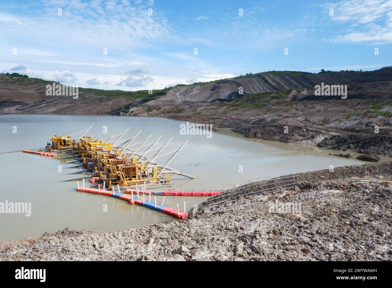 Sumpf im Kohlebergwerk oder Steinbruch, Wasserpumpen vom Sumpf in den Abfluss Stockfoto