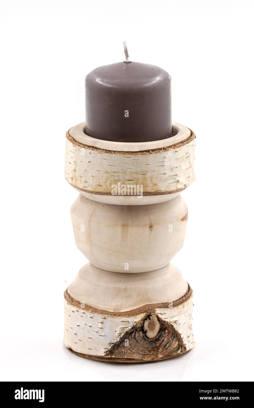 Gedrehter Kerzenhalter in einem einfachen Stil aus Birkenholz. Selektiver Fokus mit geringer Schärfentiefe. Stockfoto