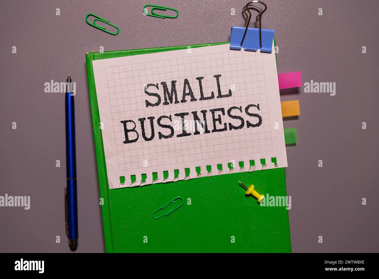 Small Business Saturday Typografie Text auf der Tafel auf Holzboden und Backsteinhintergrund Stockfoto