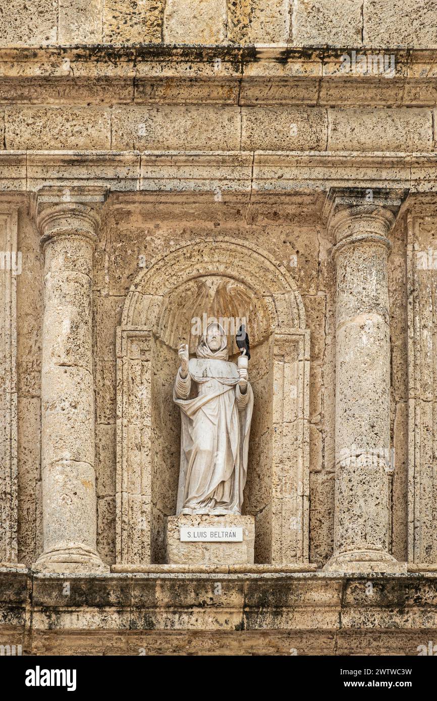 Cartagena, Kolumbien - 25. Juli 2023: Nahaufnahme, weiße Statue von San Luis Beltran, Louis Bertrand, in braun-beiger Steinnische über dem Eingang zum Convento Stockfoto