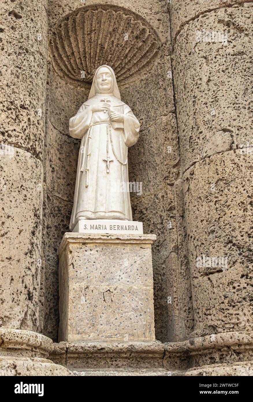 Cartagena, Kolumbien - 25. Juli 2023: Nahaufnahme, weiße Statue von Santa Maria Bernarda, in braun-beiger Steinnische in der Kirche Convento de Santa Domingo. Stockfoto