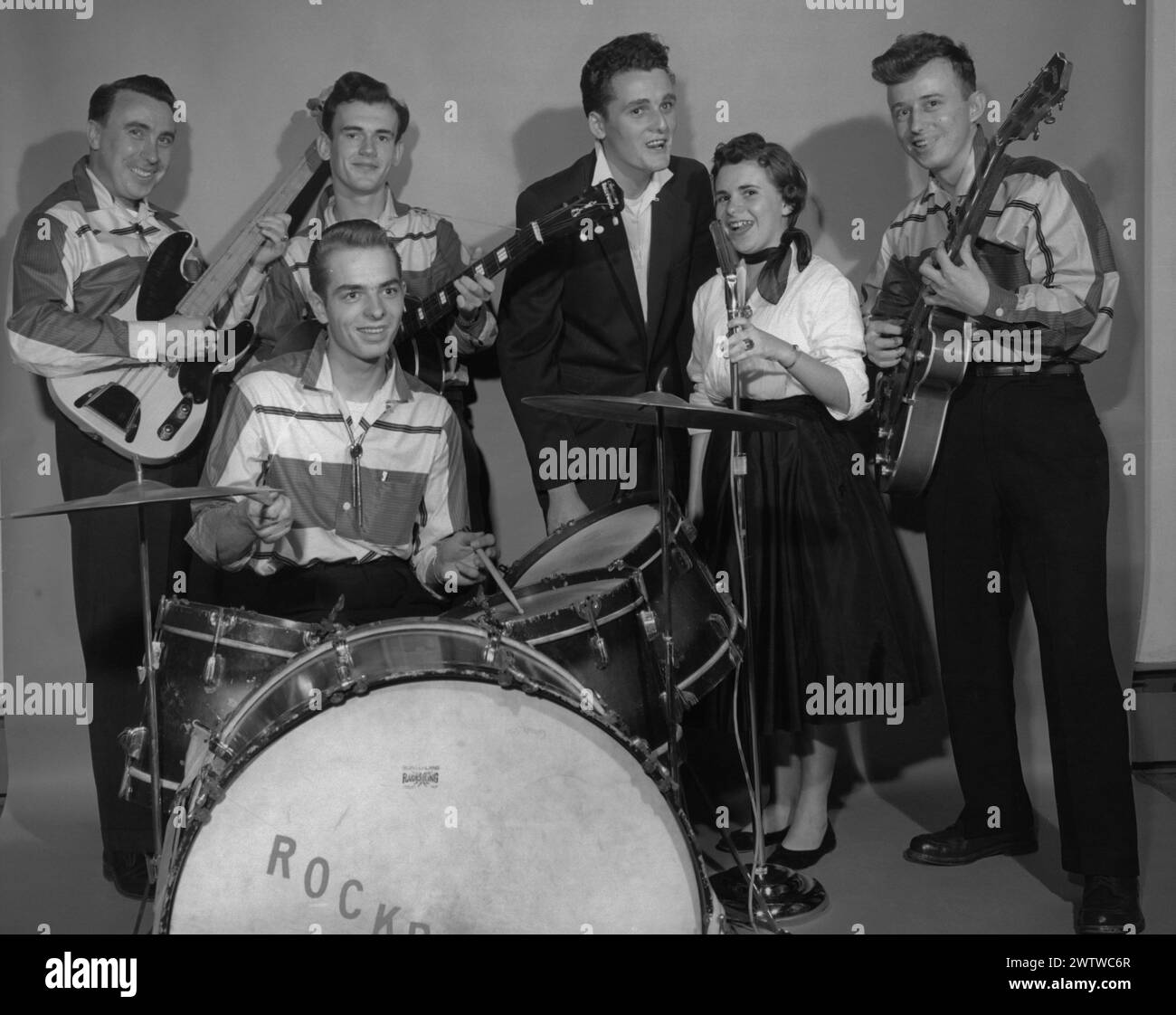 Porträt einer 6-köpfigen Rockabilly-Band aus den 1950er Jahren, bestehend aus fünf Männern und einer Frau Stockfoto