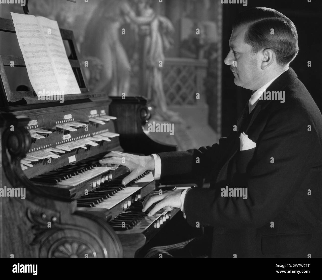 Mr. Reginold Foort, Europas führender Organist, spielt eine Wurlitzer-Residenzorgel. Mr. Foort ist Mitglied des Royal College of Organists Stockfoto