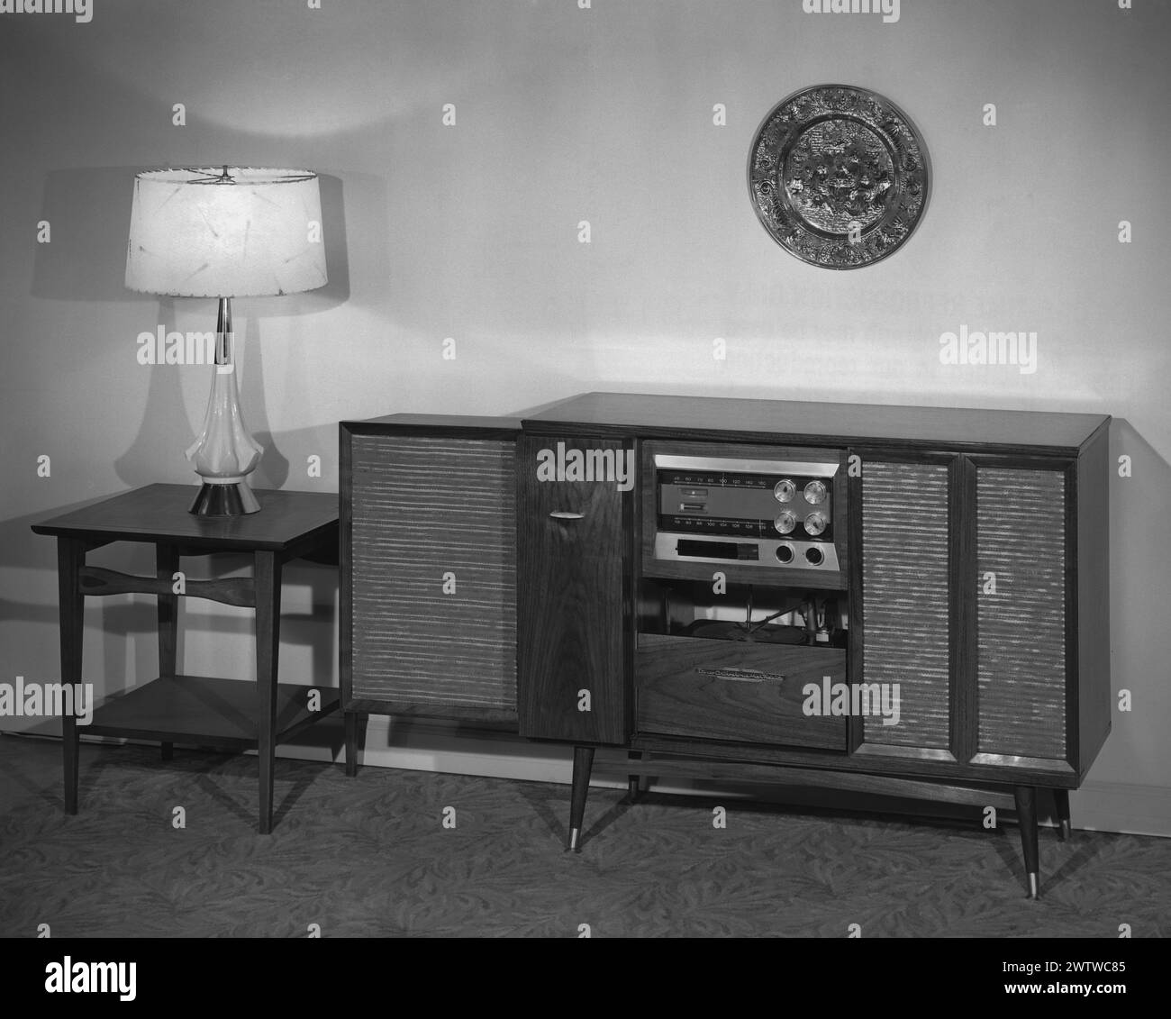 1950er Jahre Phonographenschrank, der sowohl einen Plattenspieler als auch ein Radiogerät umfasst Stockfoto