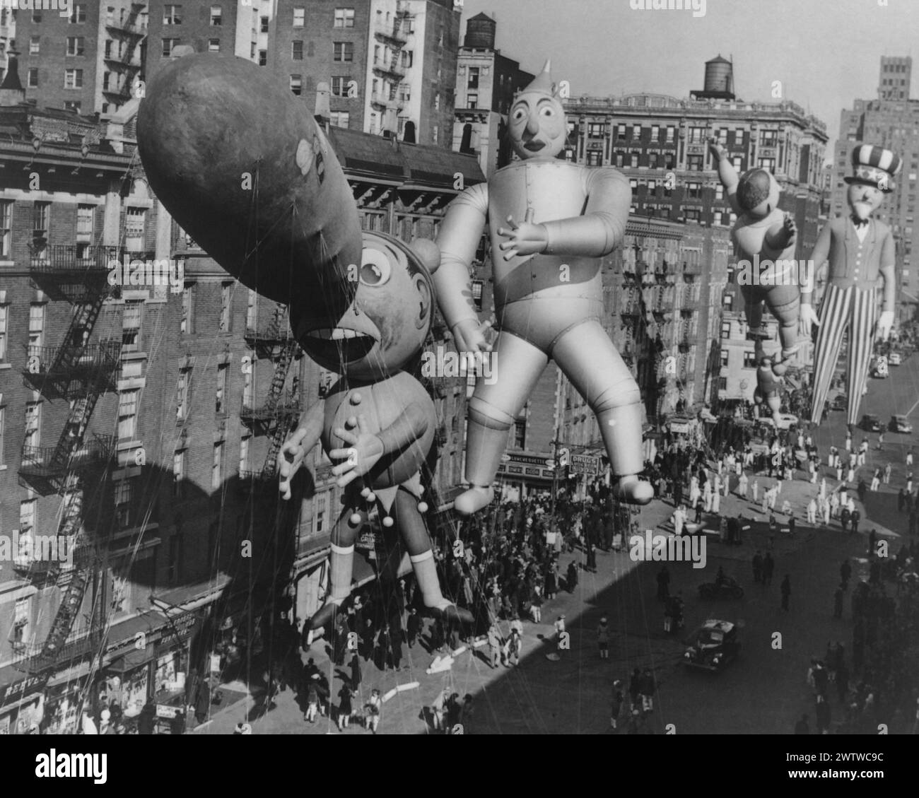 Macy's Thanksgiving Day Parade in New York City, NY. Ein Blick von einem Bürogebäude in der Stadt. Große Schwimmer entlang der Paraderoute Stockfoto