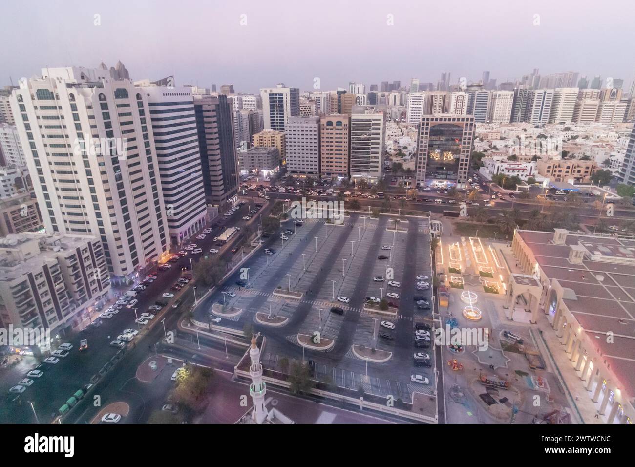 Aus der Vogelperspektive auf Zayed, den ersten Parkplatz in Abu Dhabi, Vereinigte Arabische Emirate. Stockfoto
