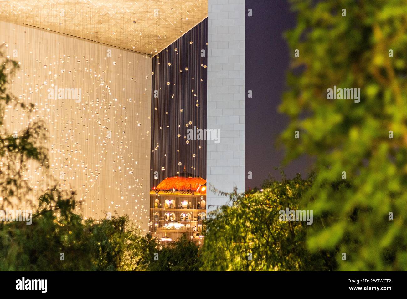 ABU DHABI, VAE - 14. OKTOBER 2021: Nächtlicher Blick auf das Gründerdenkmal in Abu Dhabi, Vereinigte Arabische Emirate. Stockfoto
