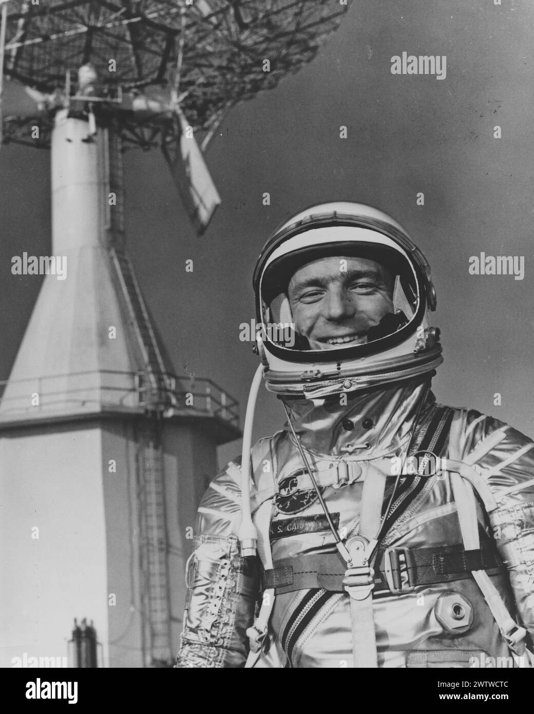 Astronaut Alan B. Shepard, Jr, stehend in seinem Raumanzug und Helm mit einer großen Radioantenne im Hintergrund Stockfoto