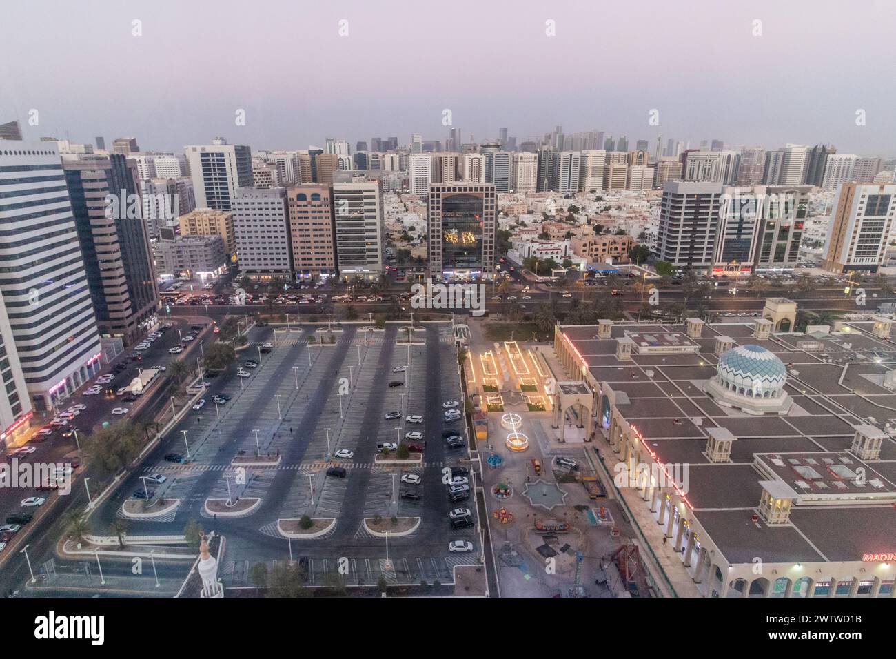 ABU DHABI, VAE - 13. OKTOBER 2021: Luftaufnahme des ersten Parkplatzes von Zayed und des Madinat Zayed Shopping Centre in der Innenstadt von Abu Dhabi, Vereinigte Arabische Emirate Stockfoto