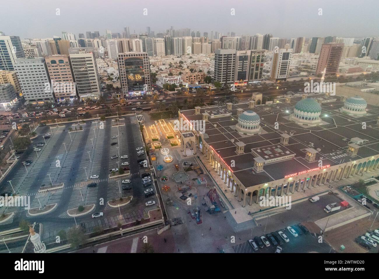 ABU DHABI, VAE - 13. OKTOBER 2021: Luftaufnahme des ersten Parkplatzes von Zayed und des Madinat Zayed Shopping Centre in der Innenstadt von Abu Dhabi, Vereinigte Arabische Emirate Stockfoto