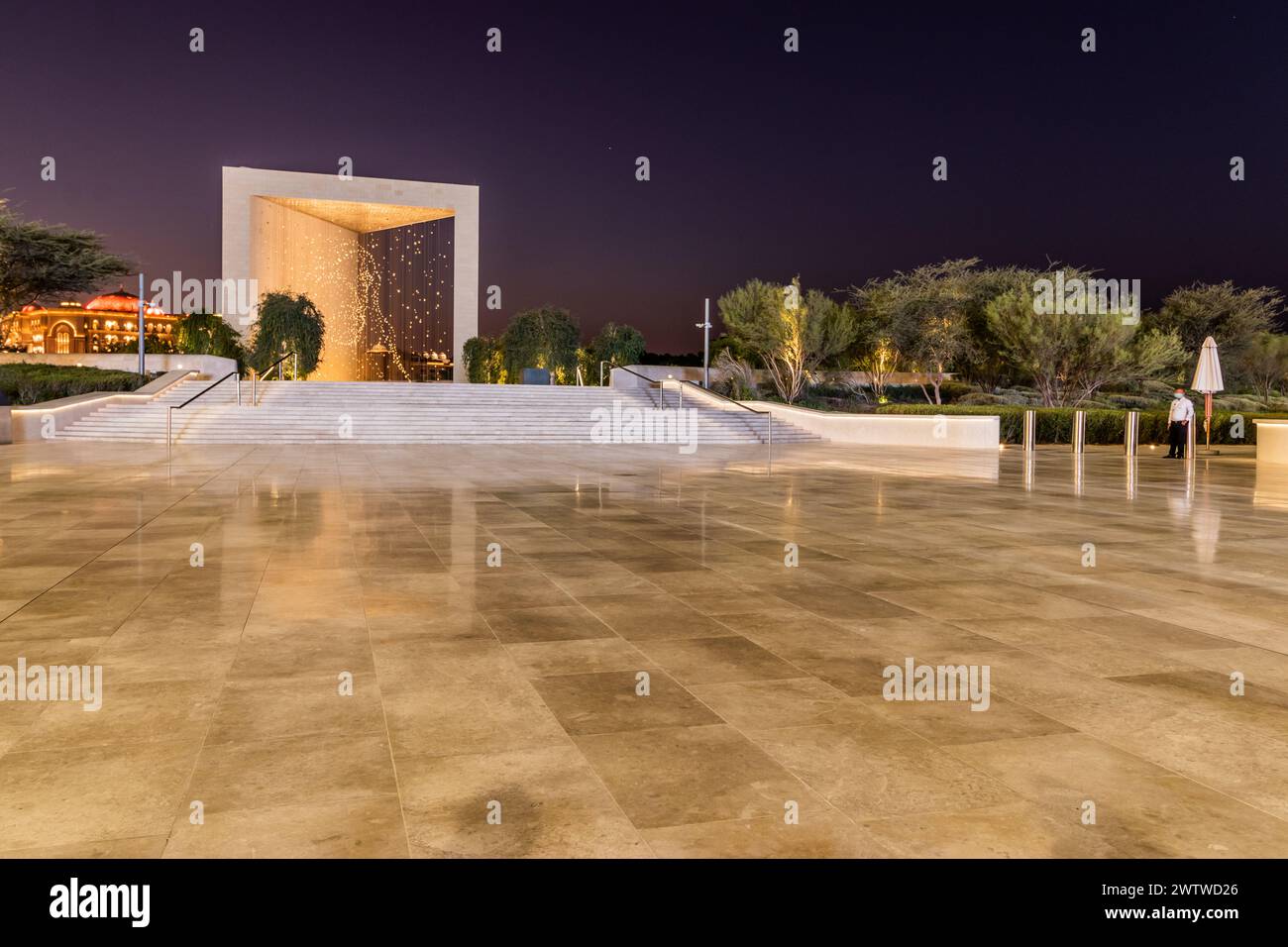 ABU DHABI, VAE - 14. OKTOBER 2021: Nächtlicher Blick auf das Gründerdenkmal in Abu Dhabi, Vereinigte Arabische Emirate. Stockfoto
