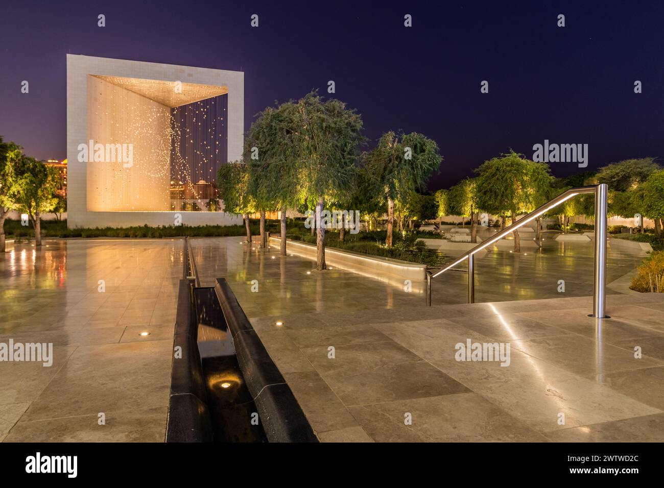 ABU DHABI, VAE - 14. OKTOBER 2021: Nächtlicher Blick auf das Gründerdenkmal in Abu Dhabi, Vereinigte Arabische Emirate. Stockfoto