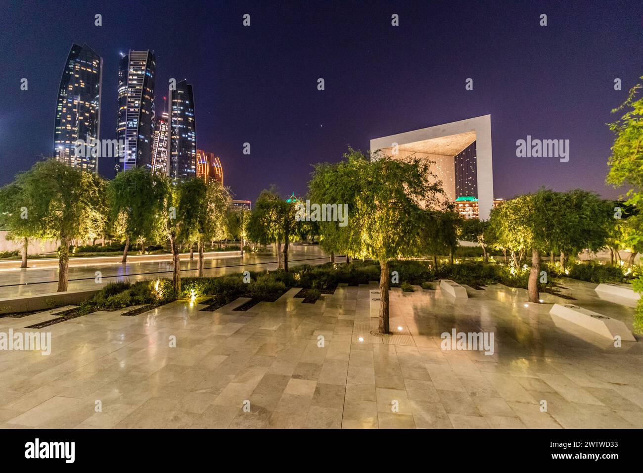 ABU DHABI, VAE - 14. OKTOBER 2021: Nächtlicher Blick auf das Gründerdenkmal in Abu Dhabi, Vereinigte Arabische Emirate. Stockfoto