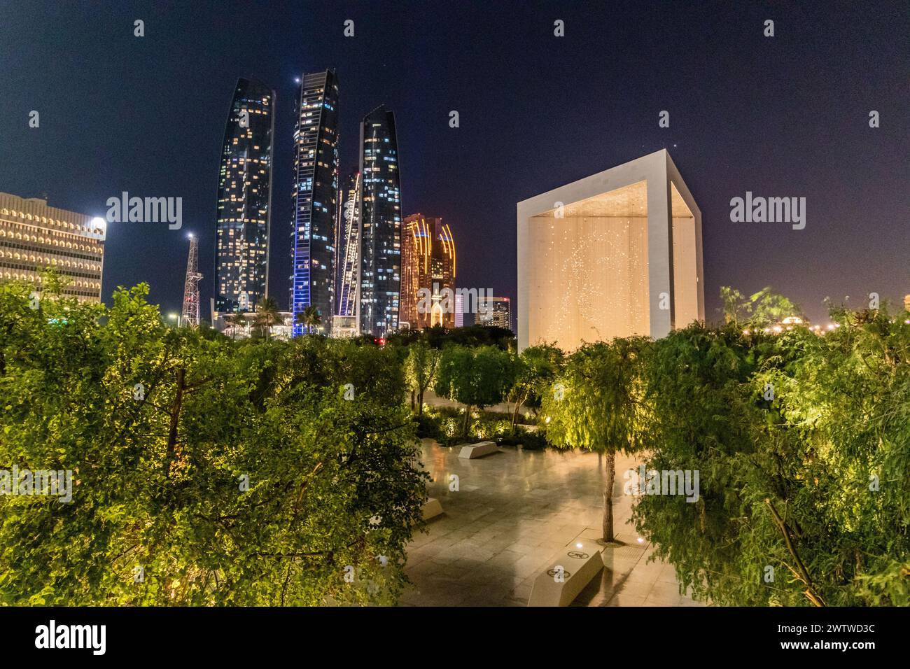 ABU DHABI, VAE - 14. OKTOBER 2021: Nächtlicher Blick auf das Gründerdenkmal in Abu Dhabi, Vereinigte Arabische Emirate. Stockfoto