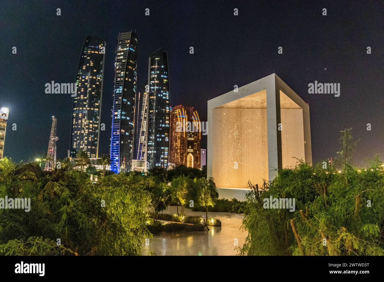 ABU DHABI, VAE - 14. OKTOBER 2021: Nächtlicher Blick auf das Gründerdenkmal in Abu Dhabi, Vereinigte Arabische Emirate. Stockfoto