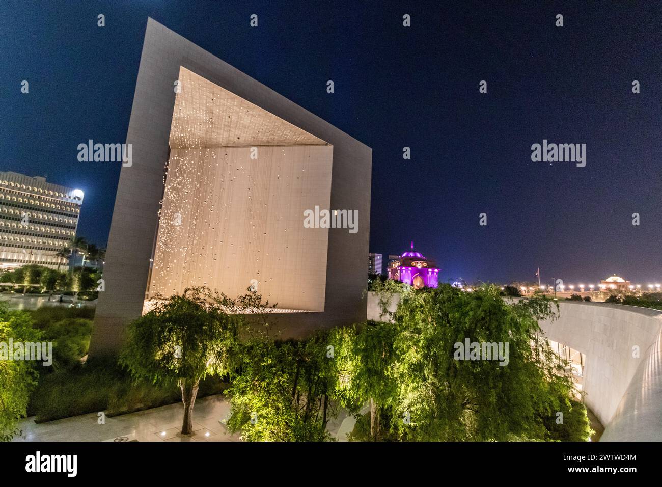ABU DHABI, VAE - 14. OKTOBER 2021: Nächtlicher Blick auf das Gründerdenkmal in Abu Dhabi, Vereinigte Arabische Emirate. Stockfoto