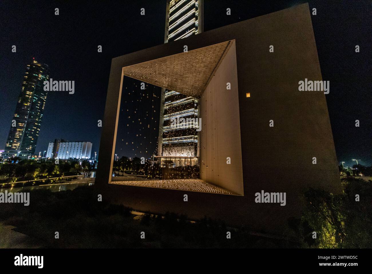 ABU DHABI, VAE - 14. OKTOBER 2021: Nächtlicher Blick auf das Gründerdenkmal in Abu Dhabi, Vereinigte Arabische Emirate. Stockfoto