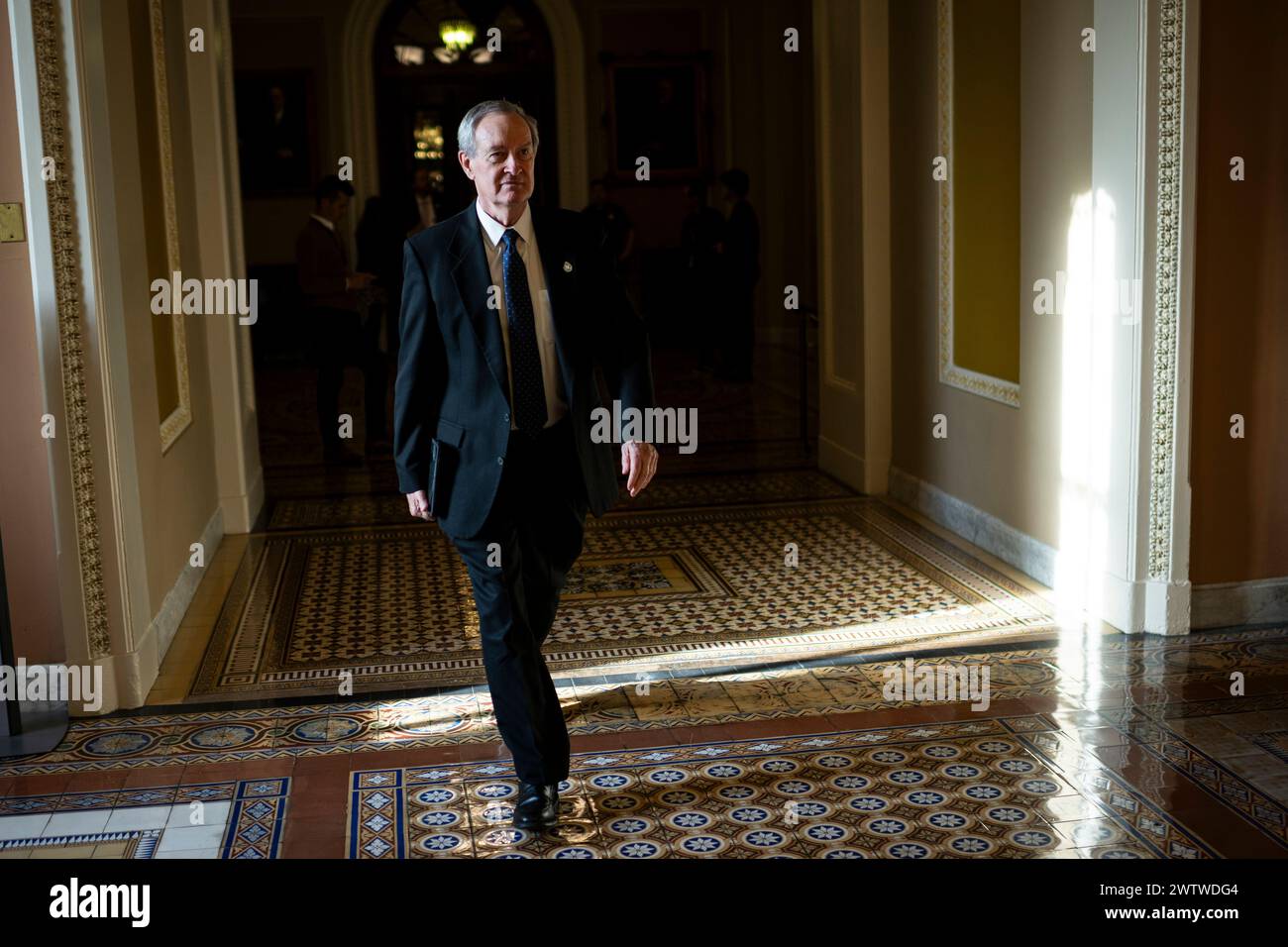 Washington, USA. März 2024. Senator Mike Crapo (R-ID) geht am Dienstag, den 19. März, durch das US-Kapitol in Washington, DC. 2024. (Graeme Sloan/SIPA USA) Credit: SIPA USA/Alamy Live News Stockfoto