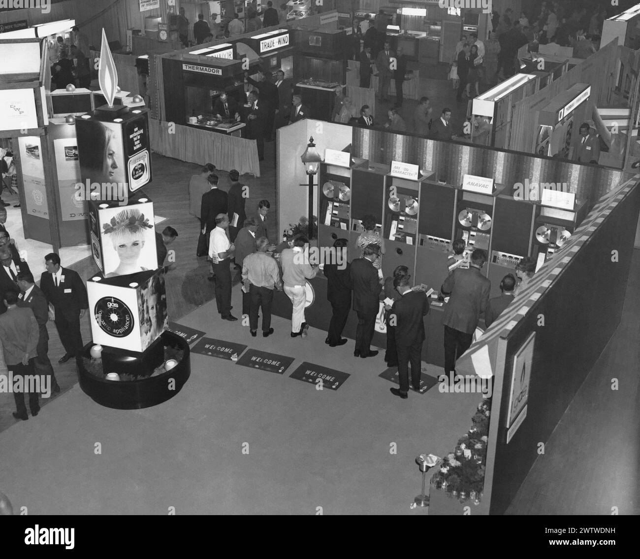 Erhöhter Blick auf die Ausstellung des Gasunternehmens auf einer Messe in den 1960er Jahren Stockfoto