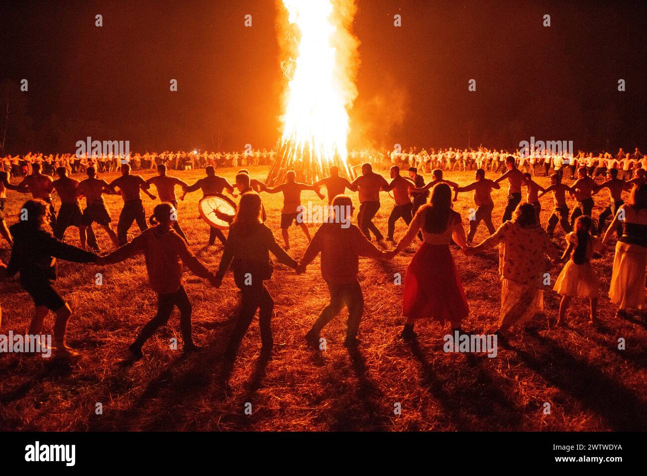 Kupala-Sonnenwende-Feier, großer Rundtanz in der Nacht Stockfoto