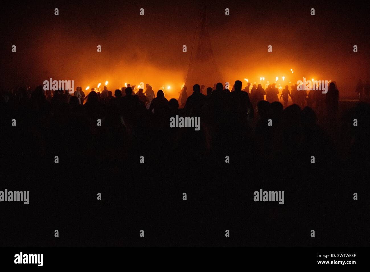 Die Feier der Sonnenwende, Kupala, das Leuchten vom Lagerfeuer in der Nacht Stockfoto