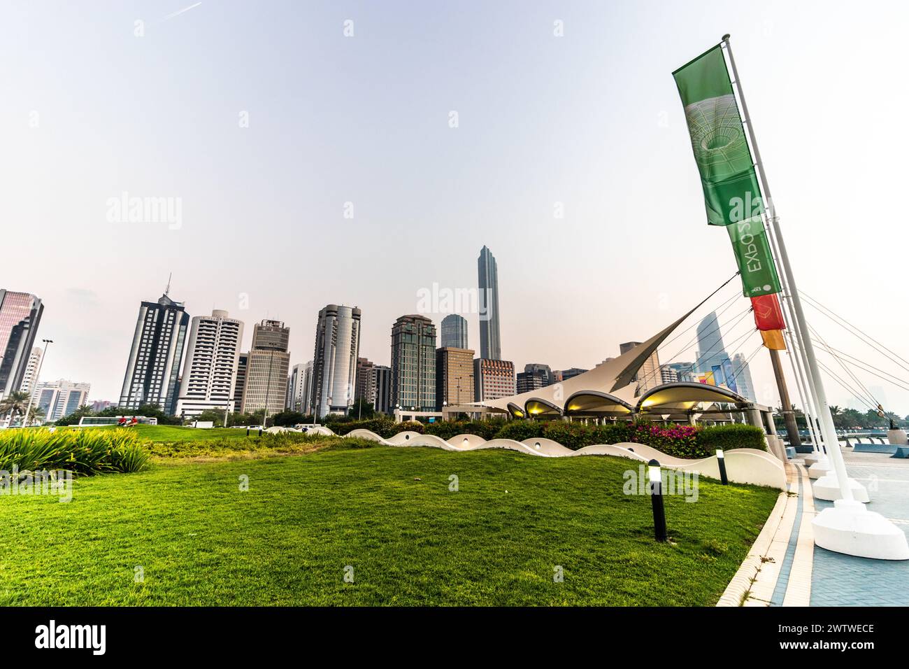 ABU DHABI, VAE - 18. OKTOBER 2021: Skyline von Abu Dhabi vom Lake Park, Vereinigte Arabische Emirate. Stockfoto