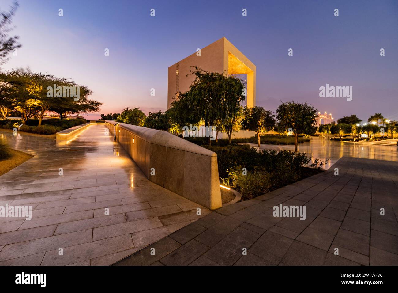 ABU DHABI, VAE - 22. OKTOBER 2021: Nächtlicher Blick auf das Gründerdenkmal in Abu Dhabi, Vereinigte Arabische Emirate. Stockfoto