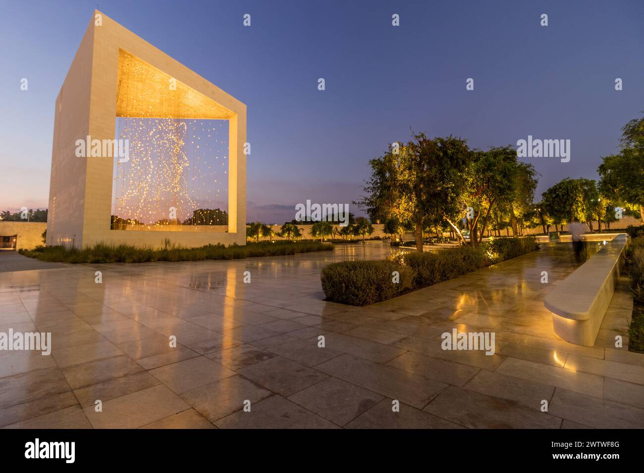 ABU DHABI, VAE - 22. OKTOBER 2021: Nächtlicher Blick auf das Gründerdenkmal in Abu Dhabi, Vereinigte Arabische Emirate. Stockfoto