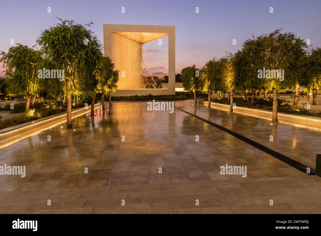 ABU DHABI, VAE - 22. OKTOBER 2021: Nächtlicher Blick auf das Gründerdenkmal in Abu Dhabi, Vereinigte Arabische Emirate. Stockfoto