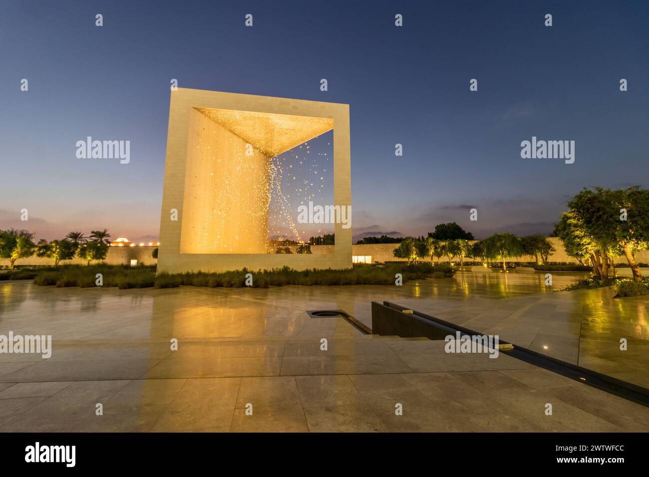 ABU DHABI, VAE - 22. OKTOBER 2021: Nächtlicher Blick auf das Gründerdenkmal in Abu Dhabi, Vereinigte Arabische Emirate. Stockfoto