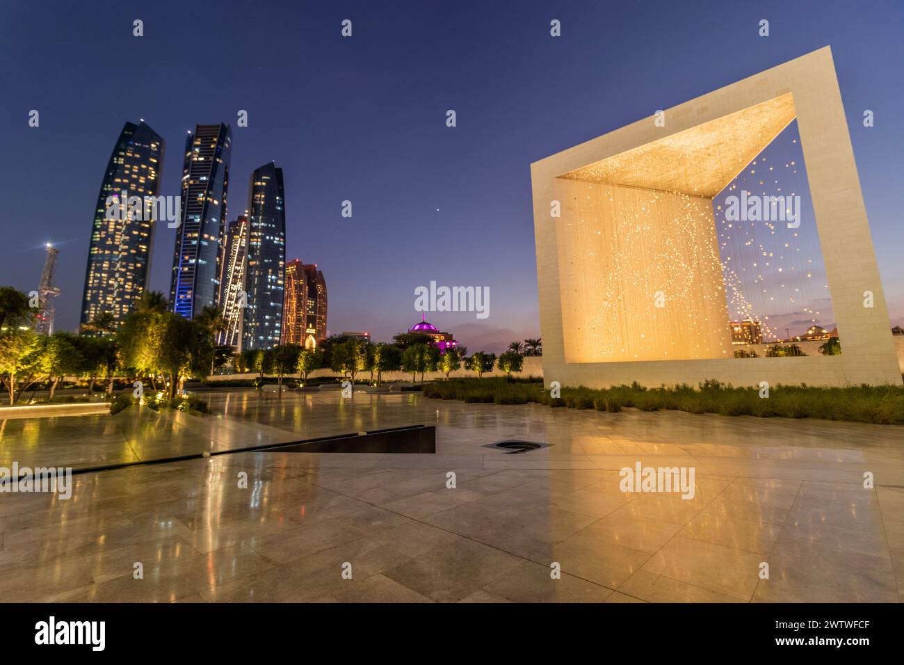 ABU DHABI, VAE - 22. OKTOBER 2021: Nächtlicher Blick auf das Gründerdenkmal in Abu Dhabi, Vereinigte Arabische Emirate. Stockfoto