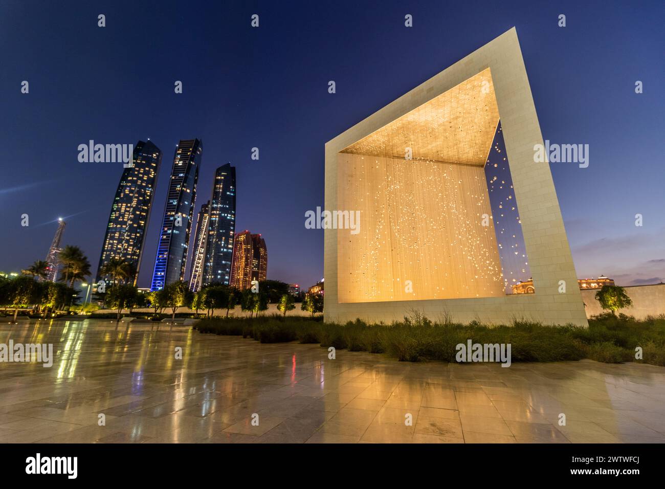 ABU DHABI, VAE - 22. OKTOBER 2021: Nächtlicher Blick auf das Gründerdenkmal in Abu Dhabi, Vereinigte Arabische Emirate. Stockfoto