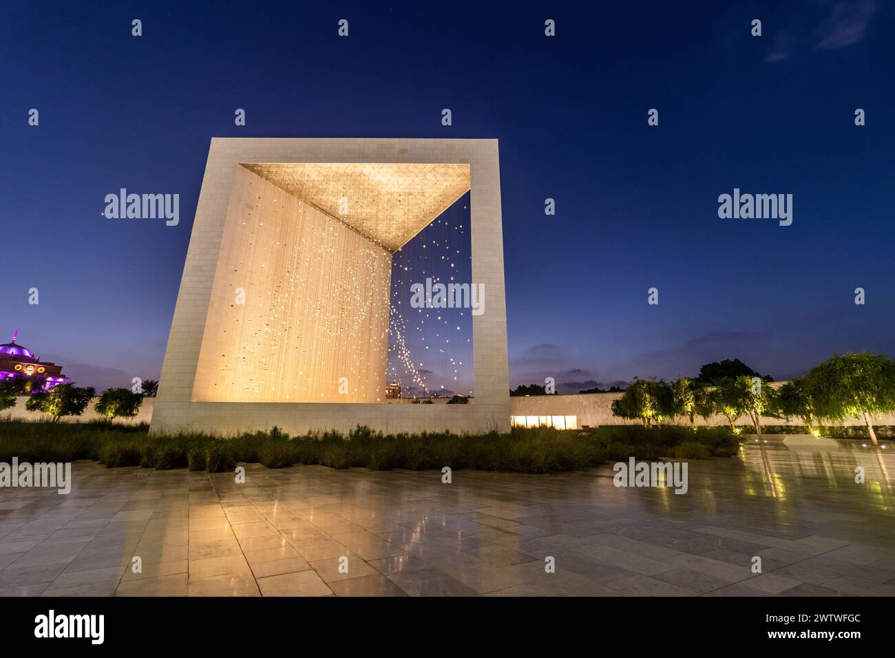ABU DHABI, VAE - 22. OKTOBER 2021: Nächtlicher Blick auf das Gründerdenkmal in Abu Dhabi, Vereinigte Arabische Emirate. Stockfoto