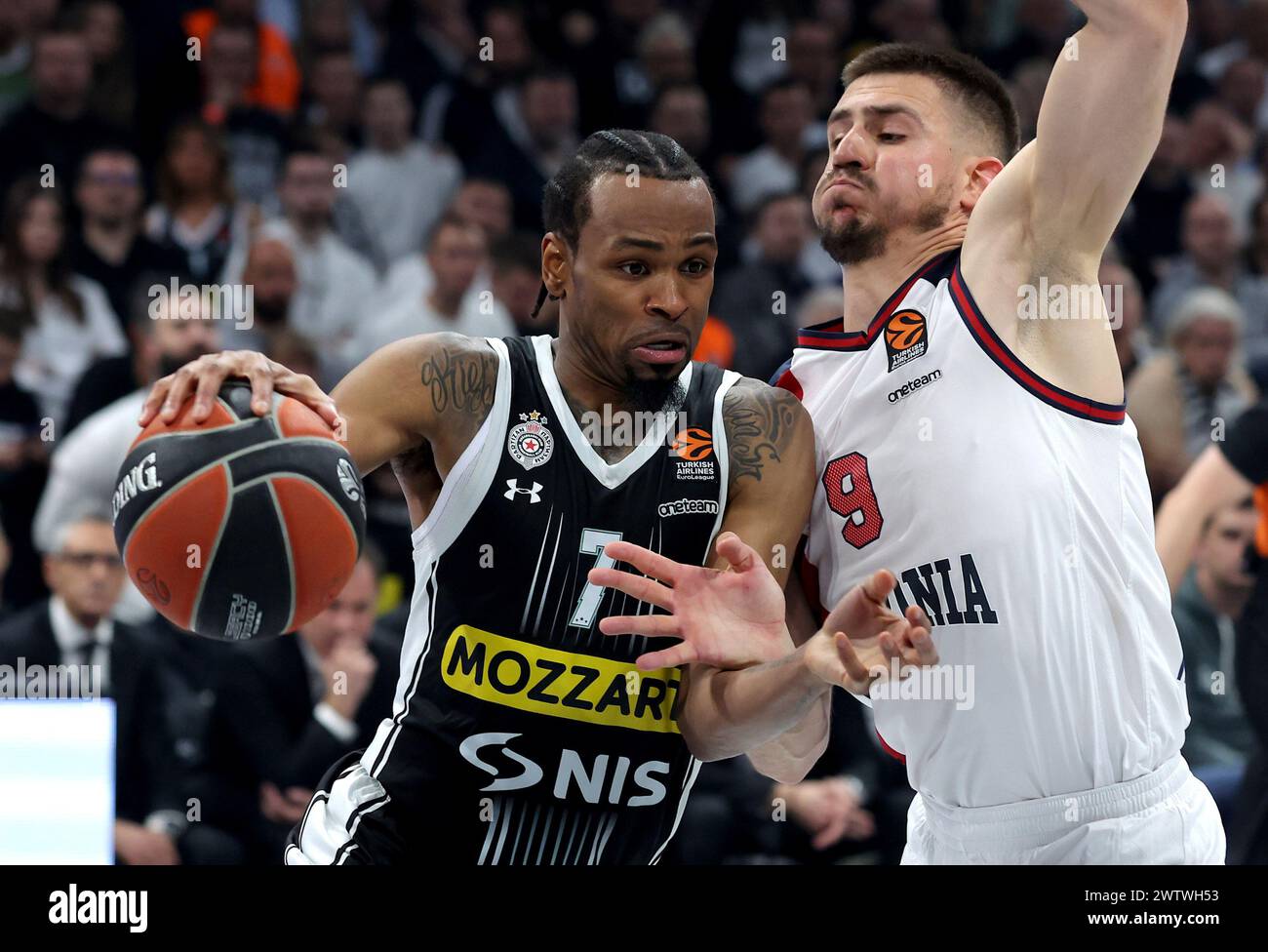 Belgrad. März 2024. Partizans Kevin Punter (L) streitet mit Baskonias Vanja Marinkovic während des Spiels der regulären Saison 30. Runde zwischen Partizan und Baskonia beim Euroleague Basketball in Belgrad, Serbien am 19. März 2024. Quelle: Predrag Milosavljevic/Xinhua/Alamy Live News Stockfoto