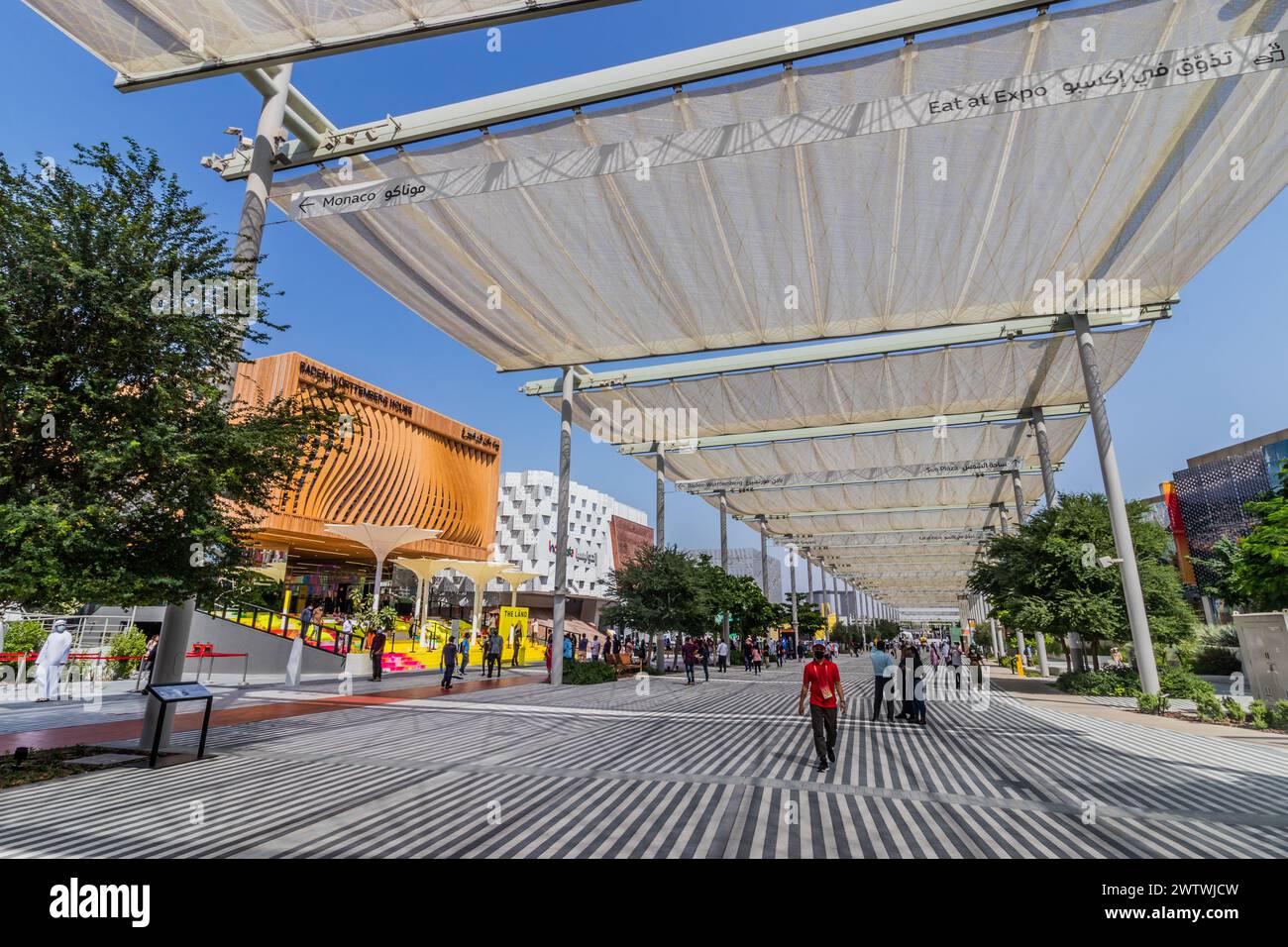 DUBAI, VAE - 29. OKTOBER 2021: Fußweg auf der Expo 2020 in Dubai, Vereinigte Arabische Emirate. Stockfoto