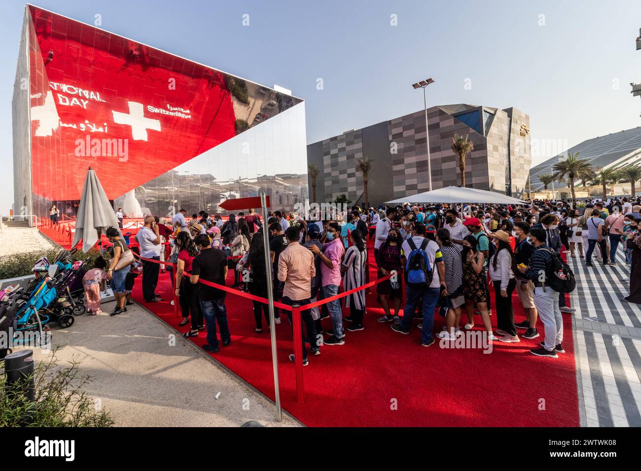 DUBAI, VAE - 29. OKTOBER 2021: Linie vor dem Schweizer Pavillon auf der Expo 2020 in Dubai, Vereinigte Arabische Emirate. Stockfoto