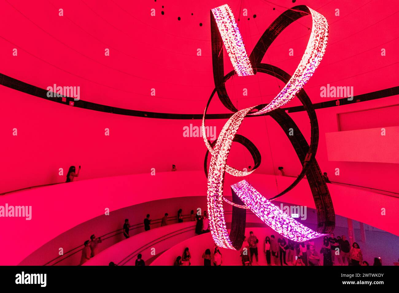 DUBAI, VAE - 30. OKTOBER 2021: Interaktive Kunst im spanischen Pavillon auf der Expo 2020 in Dubai, Vereinigte Arabische Emirate. Stockfoto